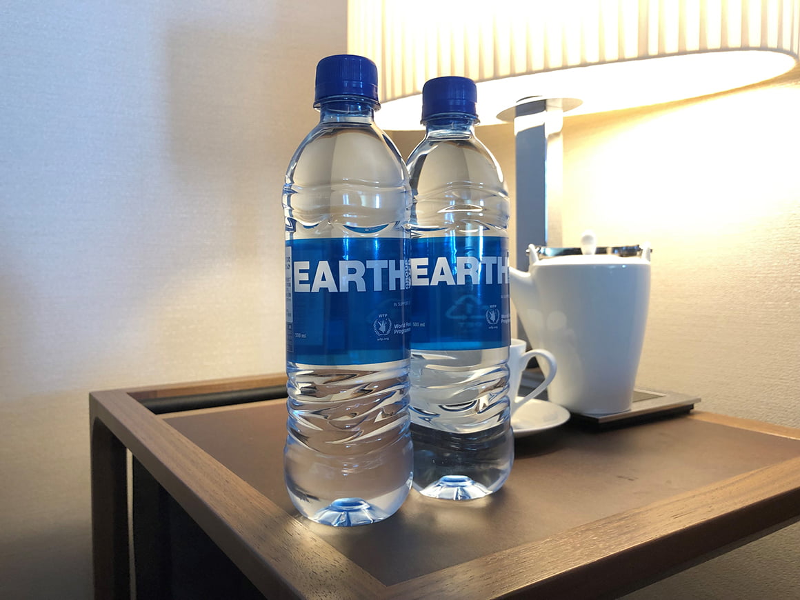 国内のホテル客室で生分解性プラスチックボトル「Earth Group Water」の導入を開始