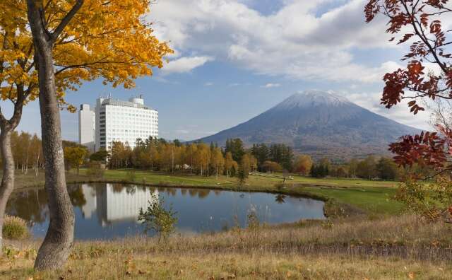 紅葉を堪能 温泉の癒し ニセコの秋を贅沢に過ごす 施設 サービス ヒルトンニセコビレッジ ヒルトン ホテルズ リゾーツ